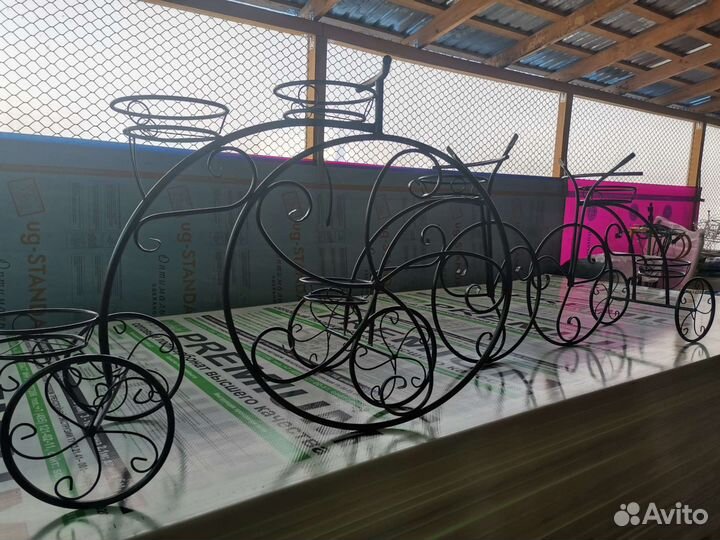 Уличная подставка под цветы