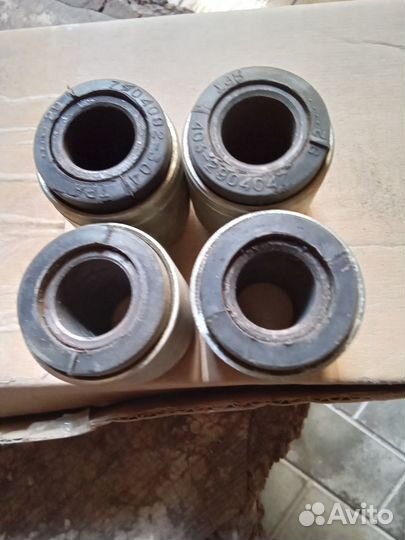 Сайлентблоки нижние М 412 к-т новые