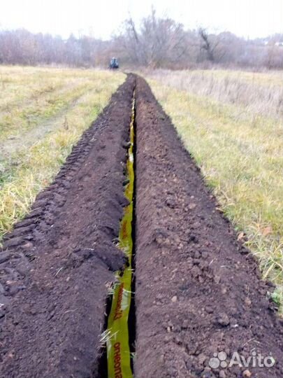 Тракторист на мтз 82, траншеекопатель (бара)