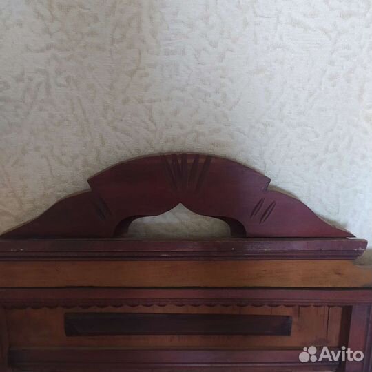 Старинное настенное зеркало