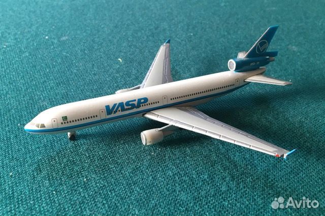 Модель самолета McDonnall Douglas MD-11, м-б 1/500