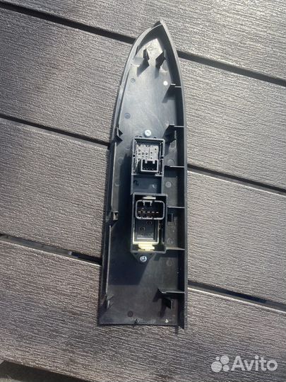 Кнопка правого стеклоподьемника mitsubishi galant