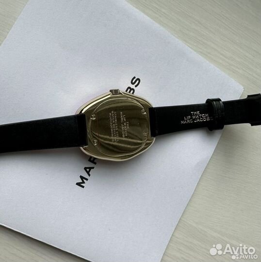 Часы THE marc jacobs Red Lip Watch 38 mm