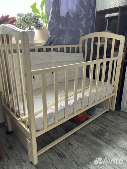 Детская кроватка с маятником