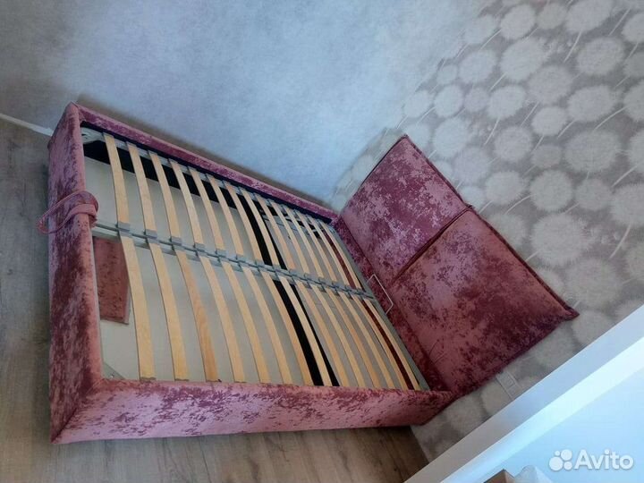 Кровать с мягким изголовьем