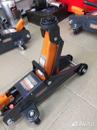 Домкрат подкатной в кейсе 2 т., 135-330 мм Ombra