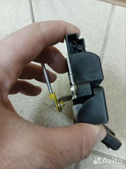 Замок багажника toyota corolla 150