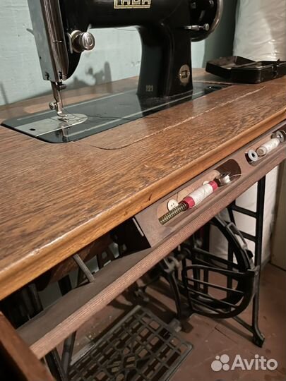 Швейная машина LADA