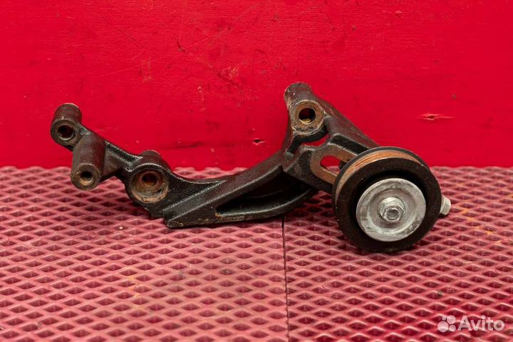 Кронштейн обводного ролика Toyota Land Cruiser 200