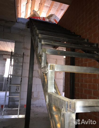 Сварной Каркас Г-образной Лестницы на Дачу