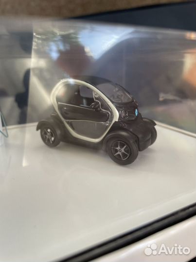 Модель автомобиля Renault Twizy 1:43