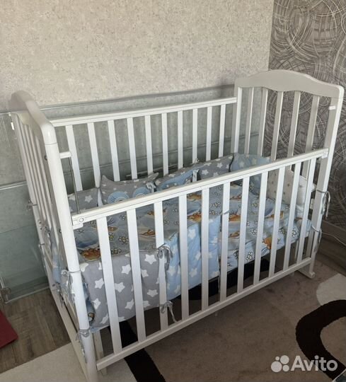 Детская кроватка с маятником