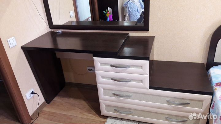 Продаю стол туалетный с тумбой и зеркалом