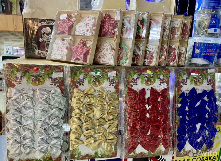 Новогодние гирлянды, украшения, бантики