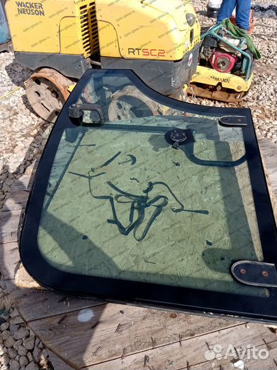 Стекло кабины hitachi ZX75-URT