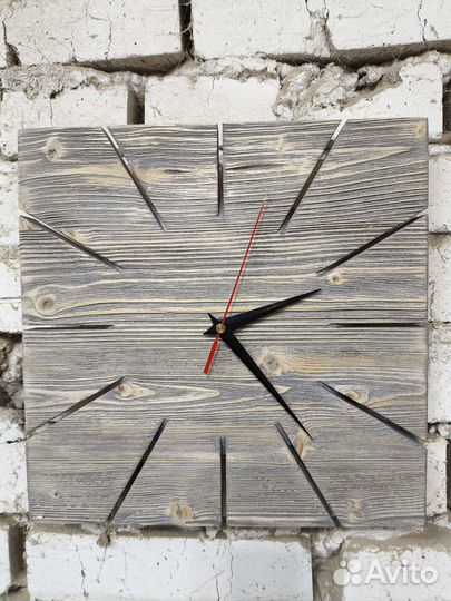 Настенные часы из массива сосны