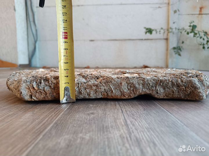 Старинный каменный жернов