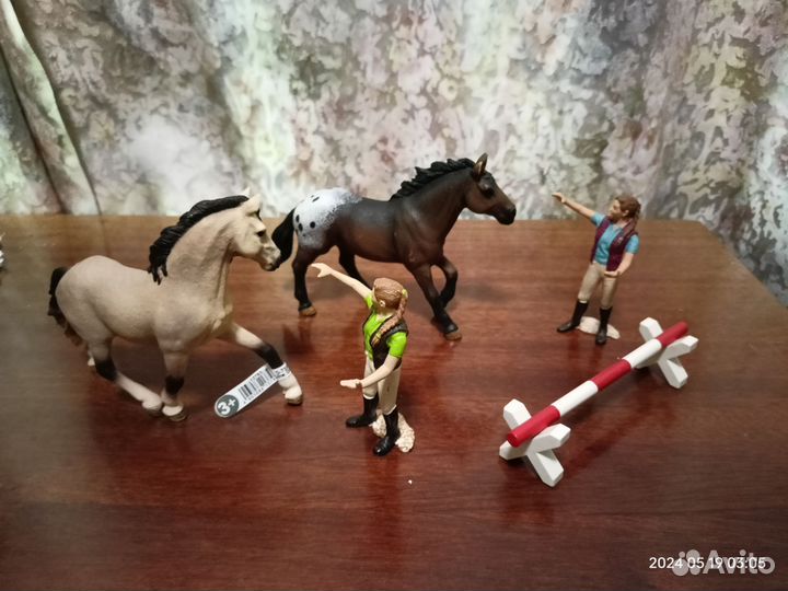 Schleich всадники, скачки, лошади