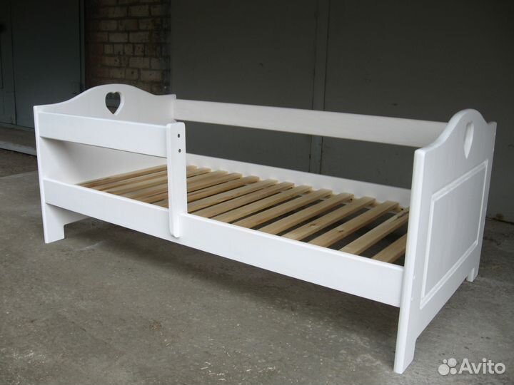 Детские стол и стул. Детские кровати