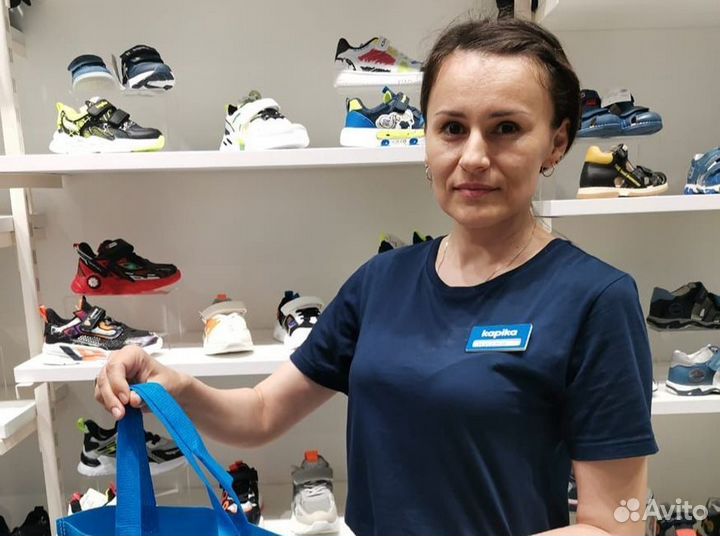 Продавец детской повседневной одежды и аксессуаров