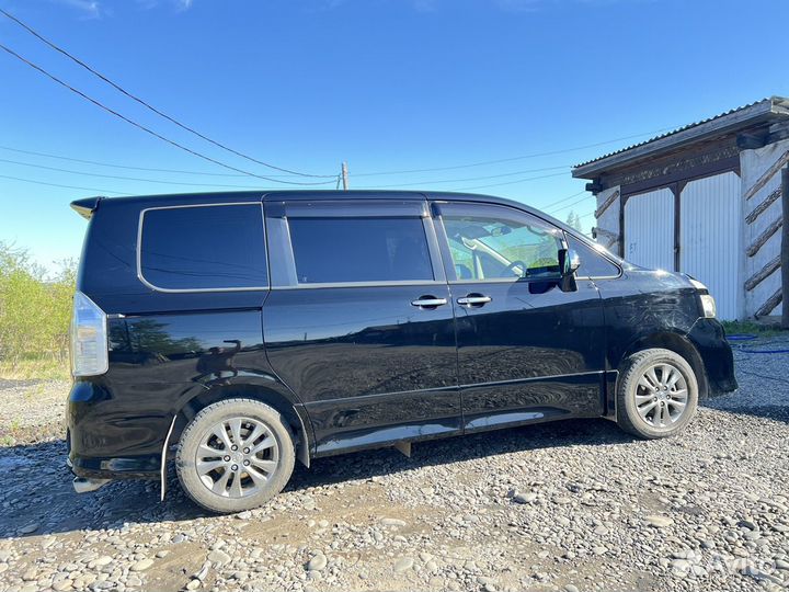 Toyota Voxy 2.0 CVT, 2010, 147 500 км