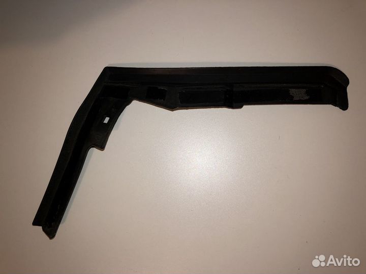 Уплотнель спойлера - правая land cruiser Prado 150