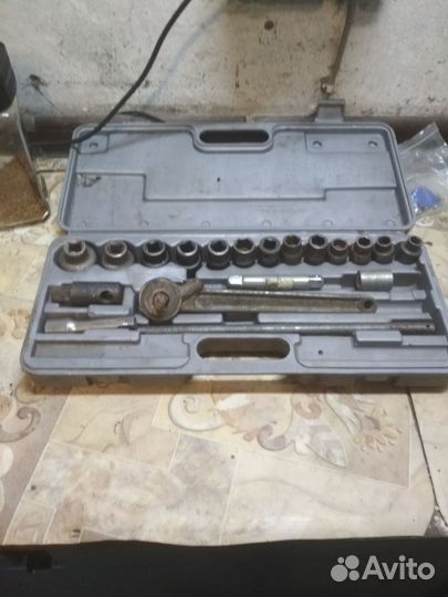 Набор инструментов для авто в чемодане