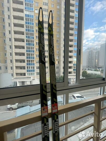 Лыжи беговые fisher коньковые, палки лыжные yoko