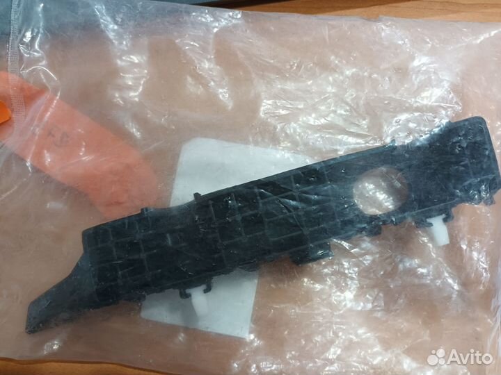 Кронштейн бампера переднего левого Kia Ceed