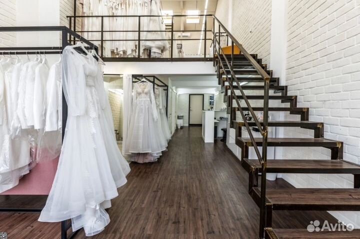 Свaдeбный caлон c пятидесяти тыcячнoй ayдитopиeй