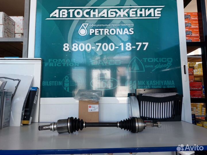 Приводной вал в сборе левый на Renault / Dacia