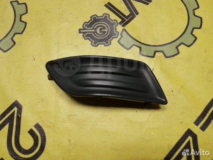 Заглушка в бампер передняя правая Toyota Vista