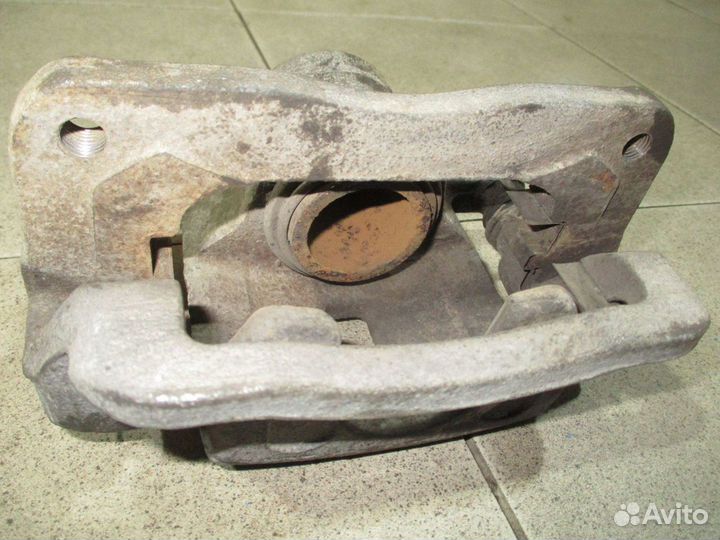 Суппорт задний правый Hyundai Santa Fe 2 (CM)