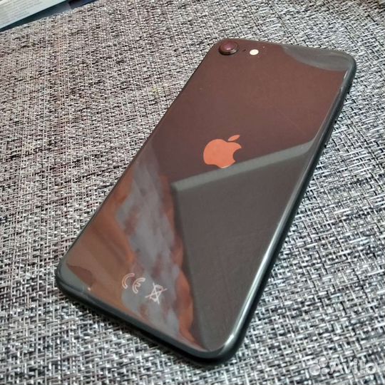 Телефон iPhone SE 128g
