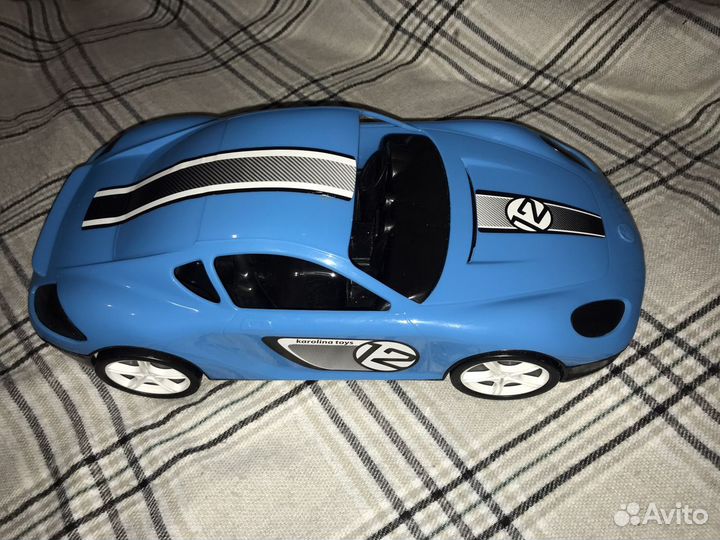 Большая спортивная машина