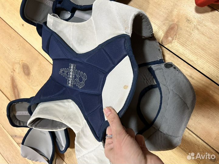 Нагрудник хоккейный и щитки Dr