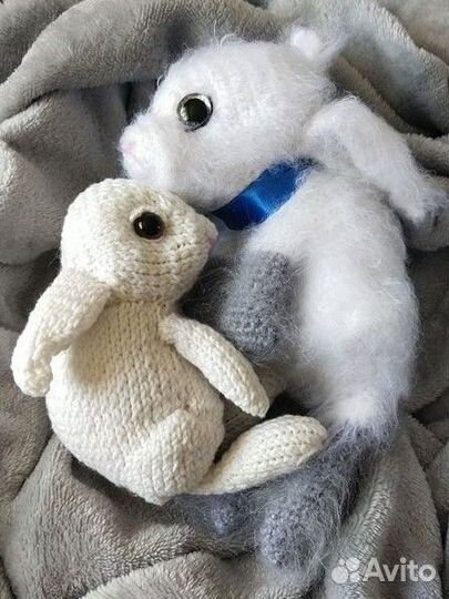 Вязаные зайчики ручной работы