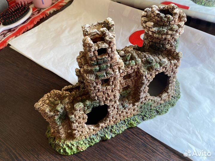 Замок в аквариум