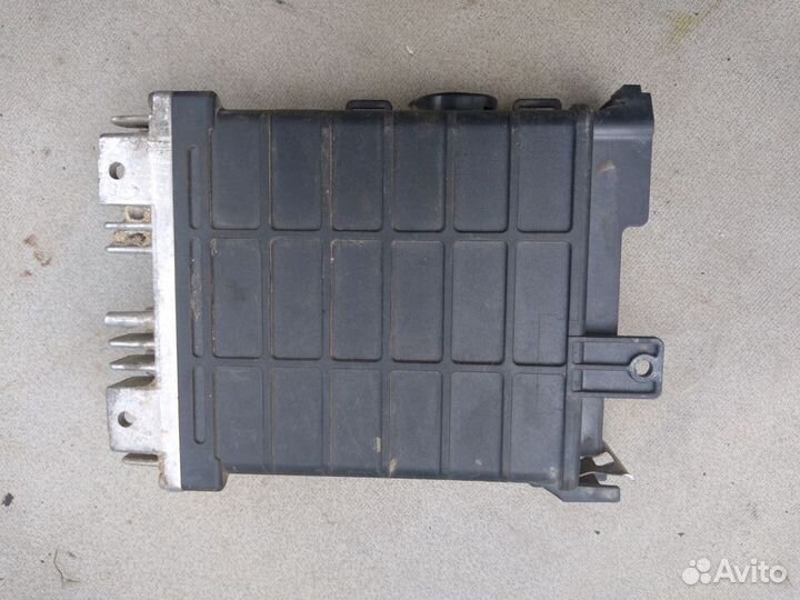 Блок управления двигателем VW Passat B3 1988-1993