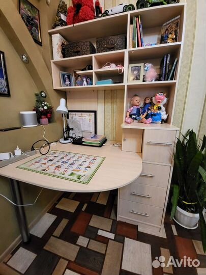 Угловой письменный стол с полками