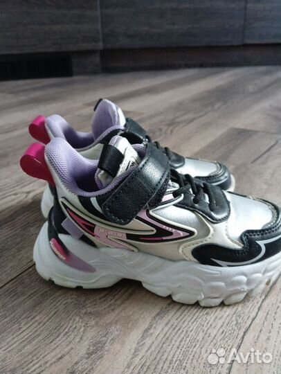 Кроссовки на девочку 26 размер