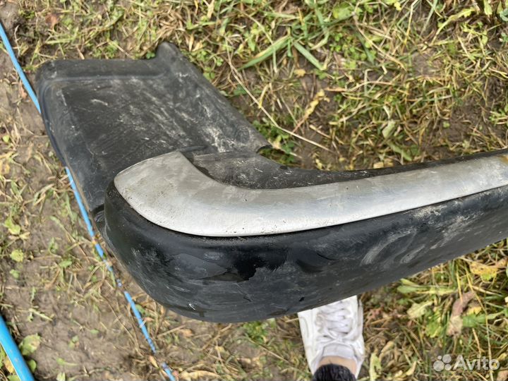 Правый клык заднего Toyota Land Cruiser 80