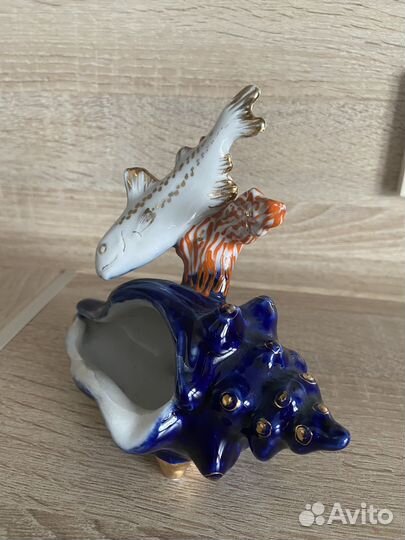 Фарфоровая статуэтка - рыбка на ракушке. 1969 г