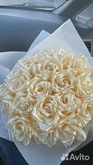 Розы из атласных лент с блестками