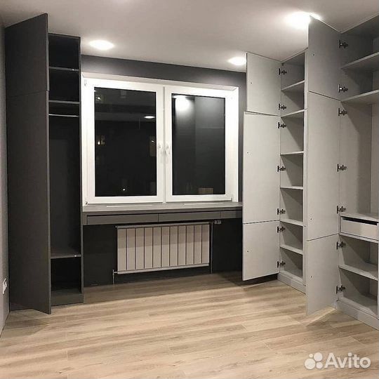 Шкаф с рабочей зоной вдоль окна