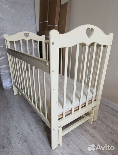 Детская кроватка с маятником