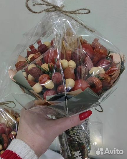 Букеты из конфет и сухофруктов, колбасок и сыра