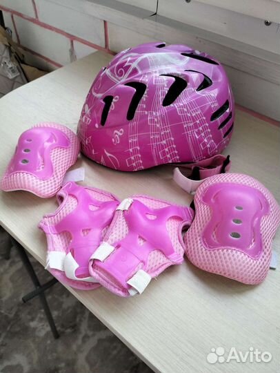 Шлем и защита на колени, ладони и логти