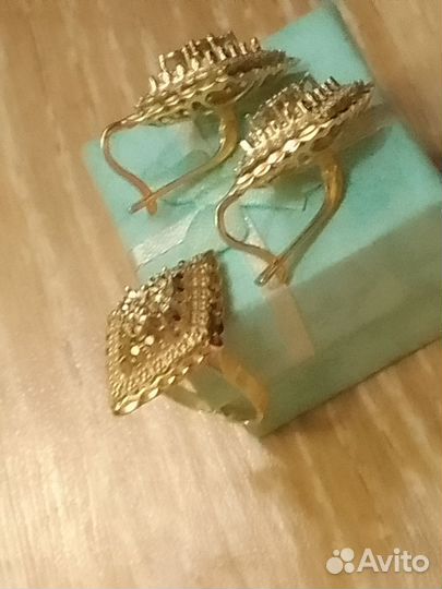 Золотые серьги и кольцо с бриллиантами