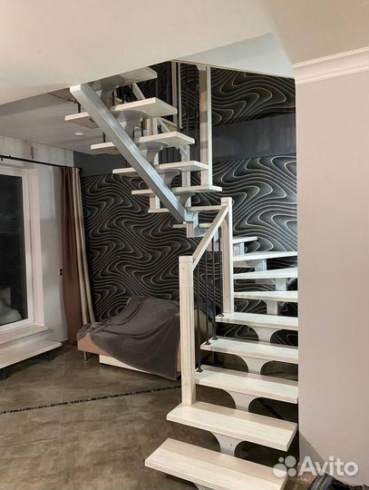 Лестница с площадкой на второй этаж